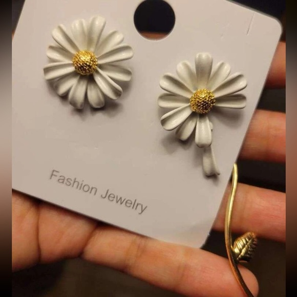 Daisy Bloom Mismatched Drop Stud Earrings - Picture 11 of 16